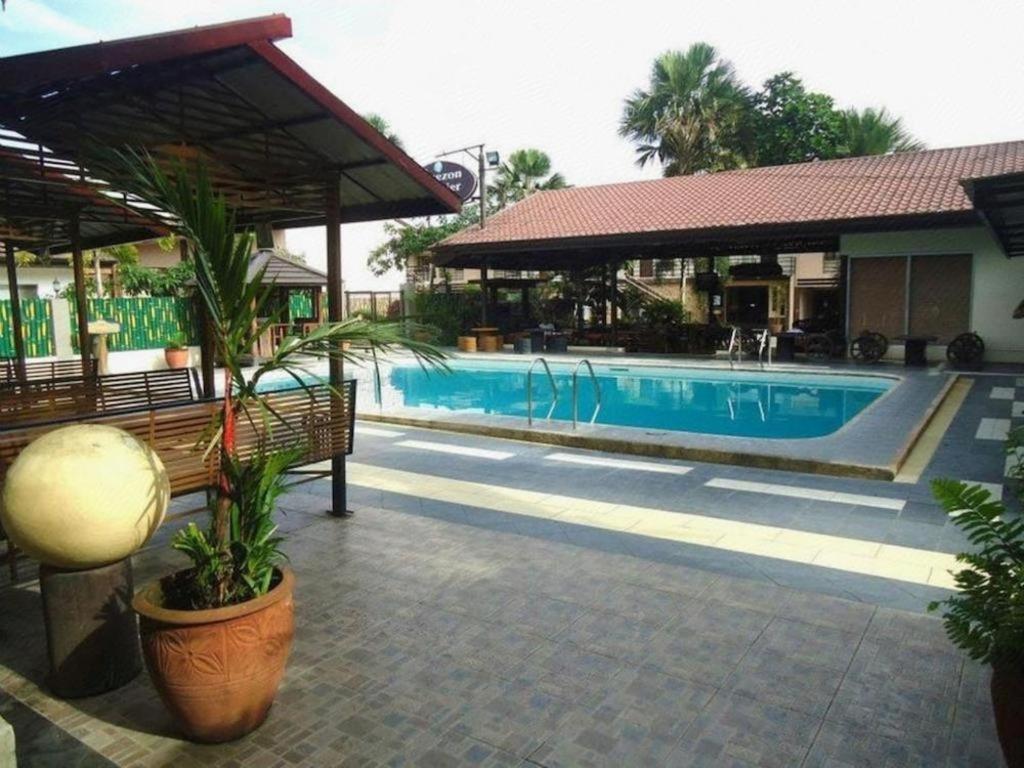 Quezon Premier Hotel Лусена Екстер'єр фото